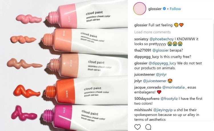 Glossier har utviklet et retail skjønnhetsunivers gjennom sosiale medier.